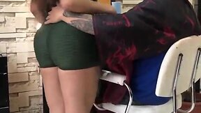 Haircut at the salon ends with a pat on the booty - 5536650122