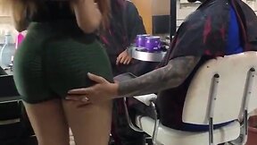 Haircut at the salon ends with a pat on the booty - 5536650122
