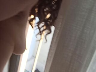 Esposa folla al empleado del hotel delante de una ventana, se corre en su cara y los vecinos mirando