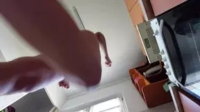 sexy MILF maakt ontbijt haarige kut grote tieten sexy vrouw leegt het huis haarige grote kont