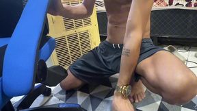 montador de cadeira novinho recebe proposta de colocar cliente para mamar