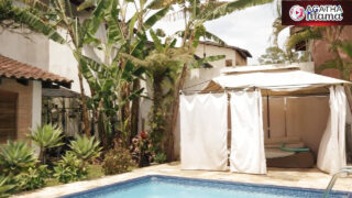 Rotujenvälinen kolmen kimppa kuumalle brasilialaiselle MILF:lle Agatha Mamalle: bikineihin pukeutunut iso perse, isot tissit, kaunotar nauttii anaaliseksistä, suihinotosta ja jyskytyksestä