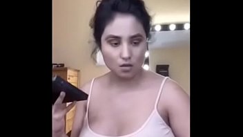 Roxanna ase un video en vivo y marca sus lindos pezones y lindas tetas