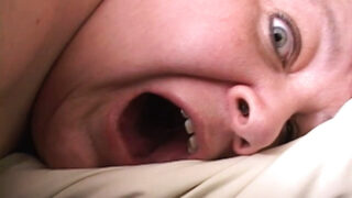 巨乳のぽっちゃり熟女が兄貴に尻を叩かれる