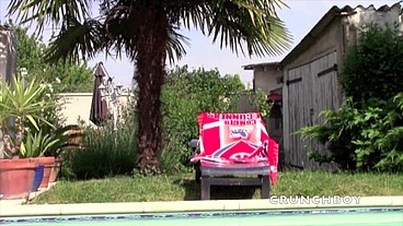 il suce la grosse bite d'un rebeu au bord de la piscine