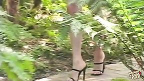Ripe MILF Teases Hungry Dude for&#x6FC0;&#x70C8;&#x7684;Anal Play in Doggy Style