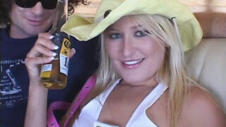 Audrey Hollander e Heather Gables, ambas com seios fartos, têm suas bundas fodidas com força