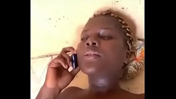 Elle baise et repond au t&eacute_l&eacute_phone