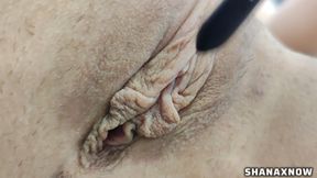 Shanaxnow Masturbating with Her Wristwatch Strap Stuffing