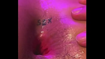 Uma trans gostosa e uma safada peluda fodendo com um gostoso em 60 segundos