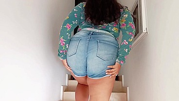 Comparto cama con hijastro y lo descubro masturbándose mientras ve