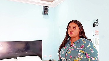 Comparto cama con hijastro y lo descubro masturbándose mientras ve