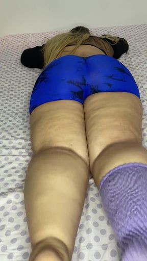 Big ass stepmom while playing in bed in leggings   Clip 2