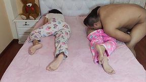 Chicas Gemelas Inocentes Usadas por su Padrastro Pervertido