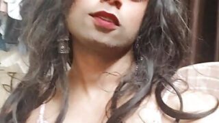 Bubble butt indisk crossdresser slampor i klänningar knullade hårt med gapande oklippta rumpor