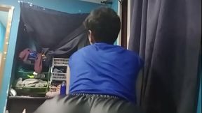 Esta linda chica con su lindo atuendo azul radiante