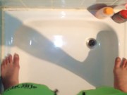 Drecksau pisst einfach in die Dusche
