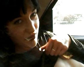 Sexy slut please her pussy in car