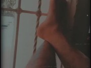 Footjob - Je m'occupes de ta queue avec mes pieds