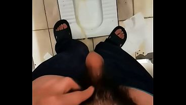 骚狗小包茎公共厕所放尿给主人爸爸