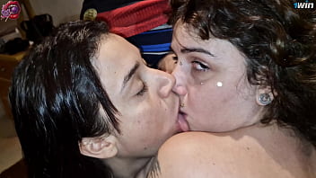 Putinhas casadas Candy Crush e Gabbie Luna numa orgia se acabando nos paus grandes