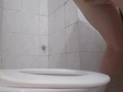 transexual chiquita en traje de mucama disfrutando con juguetes en su colita rosa en el baño de un