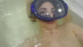 Immersion and breathing in snorkeling mask