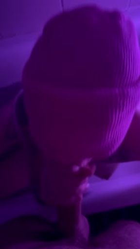 Il me réveil dans le bain pour que je le suce et j’avale tout