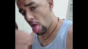 Oral no cobrador de onibus no banheiro do terminal