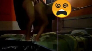 La troia si fa scopare il culo all'aperto finché non viene forte dal sesso anale