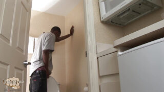 Hübsche Amateurtypen, großer schwarzer Schwanz wird ohne Sattel anal gefickt