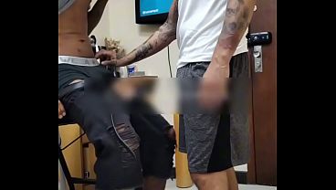 Cliente puxava minha m&atilde_o pra perto do pau na hora de marcar