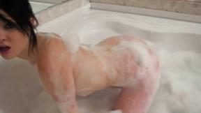 ”Tiny teen hoe masturbates”