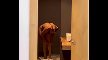 Laissant la porte ouverte des toilettes, douches alors que diff&eacute_rentes ...