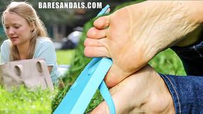 Lea's foot play on the grass with flip flops - Video update 13275 HD