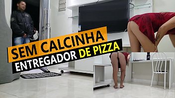 Cristina Almeida sem calcinha recebendo entregador de pizza - C&acirc_mera escondida