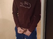 Парень дрочит и кончает на зеркало