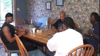 Ein großer schwarzer Schwanz rammt Britney Madisons saftigen Arsch.