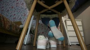 Shoeplay in white blue socks
