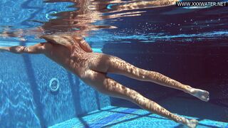 Mary Kalisy shows her hot big ass underwater