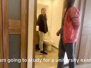 Mi'migo me deja sola en la casa de la tía caliente y follamos en el baño