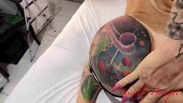 Ele não resistiu ao cuzinho quente,gozou na primeira socada