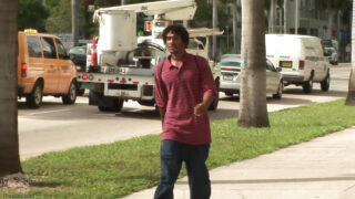 Młody gej głaszcze swojego kutasa i przyjmuje ogromną spermę na twarz