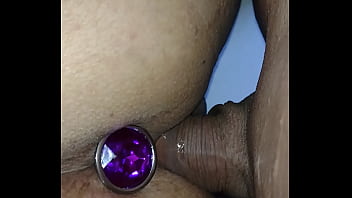 Esposa safada dando o cu e a buceta com plug anal