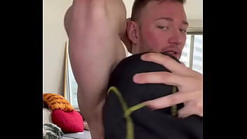 Macho usa a su esclavo para limpiarse