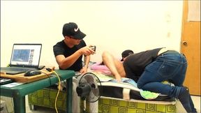 cornudo mirando a su esposa follar frente a el...