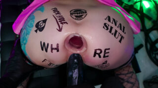 Büyük göğüslü cosplay kızı, yoğun fisting ve çift dildo penetrasyonuna maruz kalıyor.