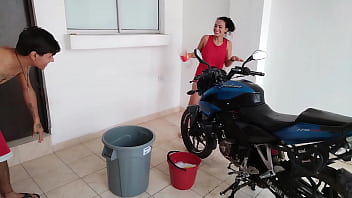 MI ESPOSA NO ME QUIERE AYUDAR A LAVAR LA MOTO PERO SOLO QUIERE QUE ME LA FOLLE