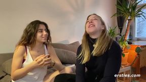 Ersties - Facesitting und heiße Finger-Action mit Kara und Zoe aus Berlin
