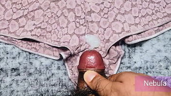 Use los panties usados de mi novia para masturbarme mientras ella est&aacute_ de viaje, me corr&iacute_ sobre su panty rosa